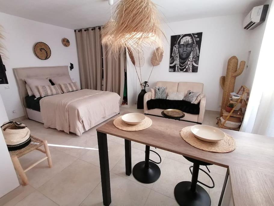 Superbe Studio Ethnique Apartment Hyeres Bagian luar foto