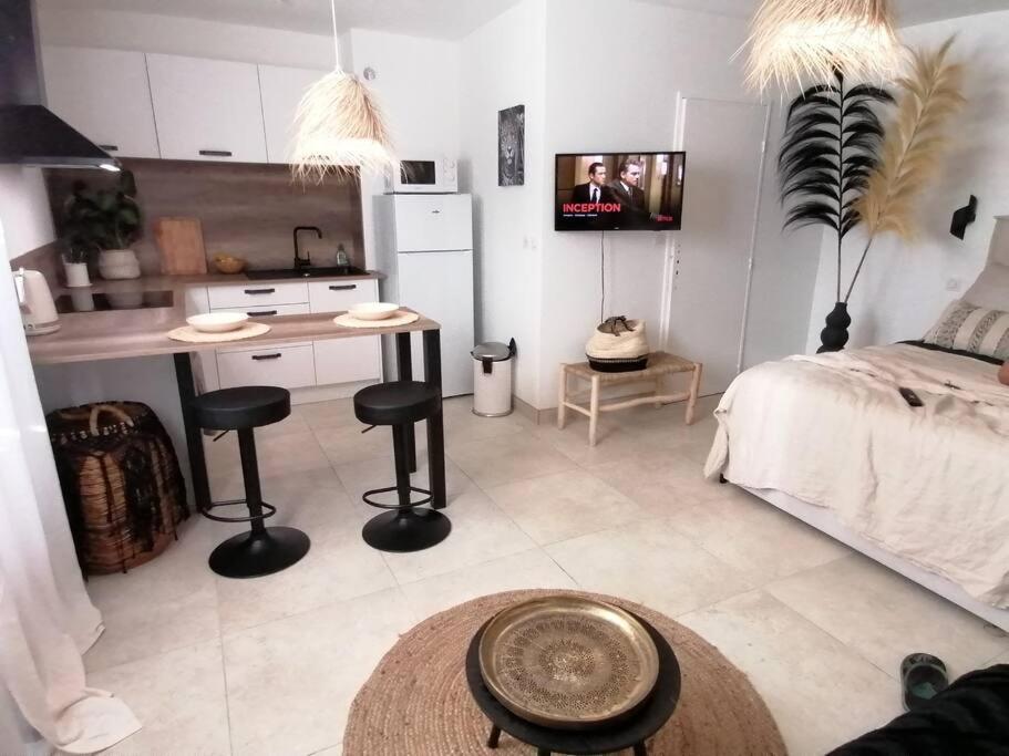 Superbe Studio Ethnique Apartment Hyeres Bagian luar foto