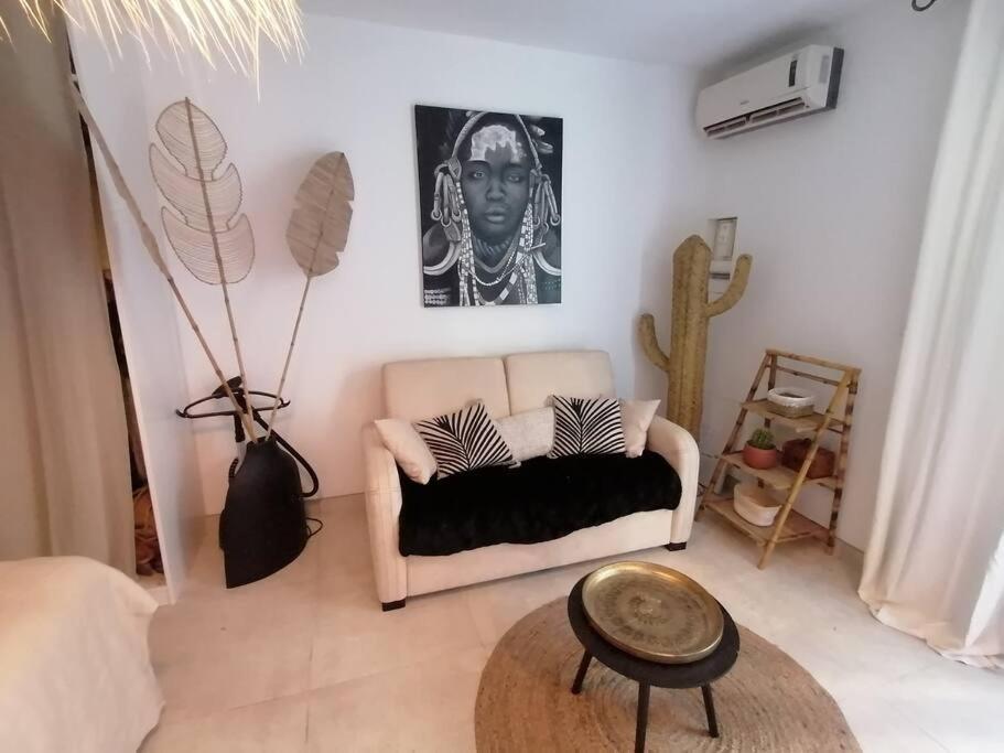 Superbe Studio Ethnique Apartment Hyeres Bagian luar foto