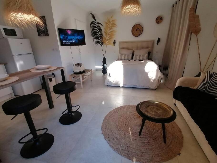 Superbe Studio Ethnique Apartment Hyeres Bagian luar foto
